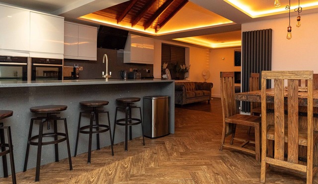 Bonneville House with Private Jacuzzi, Modern Interior and Large Garden Space