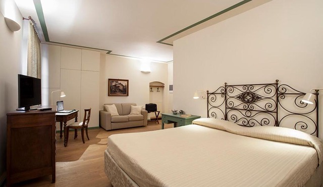 Borromeo Rooms Bed & Living