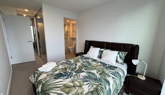 Box Hill Centre 2BR home for family of 4