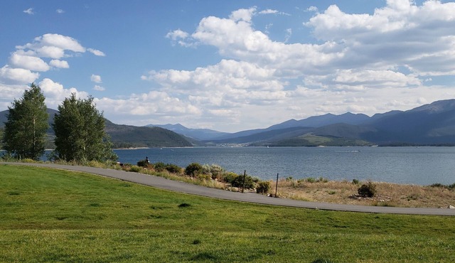 Breath Taking Lake Front VIEWS 1st floor VIEWS