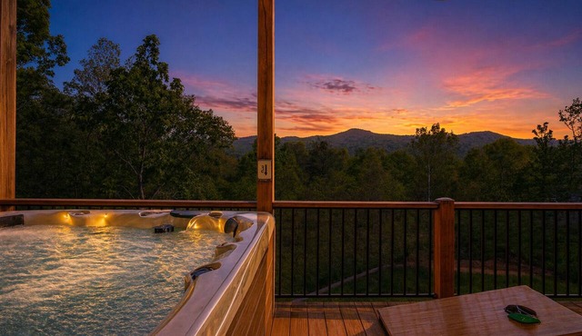 Breathtaking Mountain Views, Hot Tub, Pool Table, Arcade, & Pet Friendly