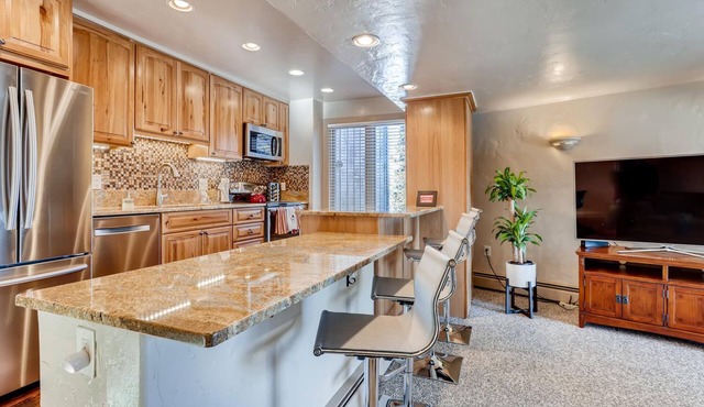 BRECKENRIDGE 2 BEDROOM CONDO, FREE SHUTTLE TO PEAK 8 & TOWN, CLOSE TO RESORT