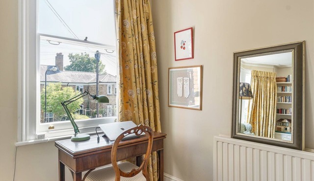 Bridgerton inspired 1 bed apartment, 5 mins to Walthamstow village and tube.