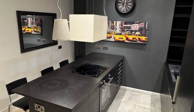Bright 3-Bed Flat Town Centre Walk to Uni & Shops