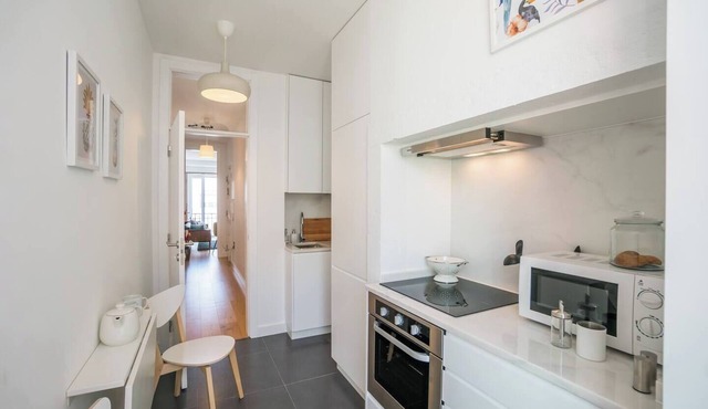 Bright 3-Bedroom Near Alameda