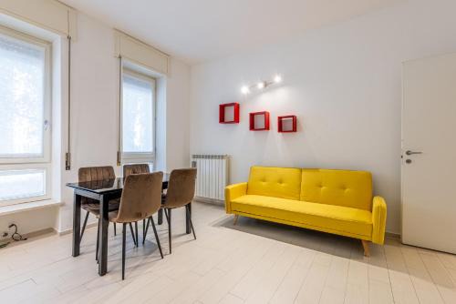 Bright Apartments near Metro Tolstoj - Easy City Centre and Linate Access