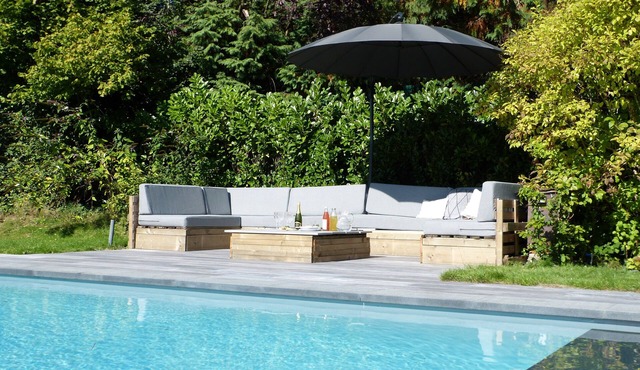 Bright, comfortable country villa with swimming pool, tennis court and cinema.