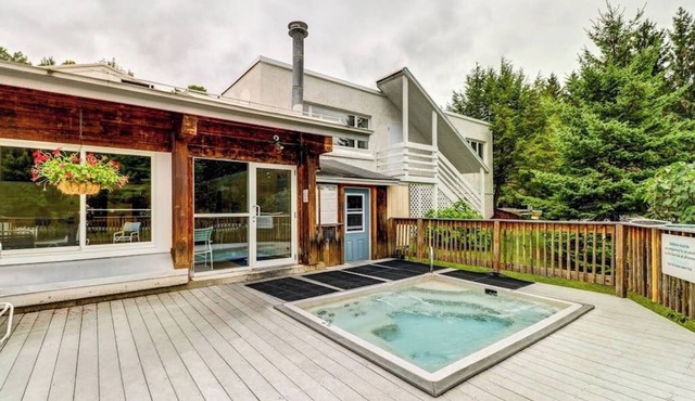 Bright condo with pool & sauna- close to skiing