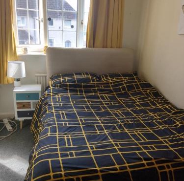 Bright double room approx 2 mile from city centre