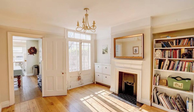 Bright Family Home with Garden | Walk to Amersham