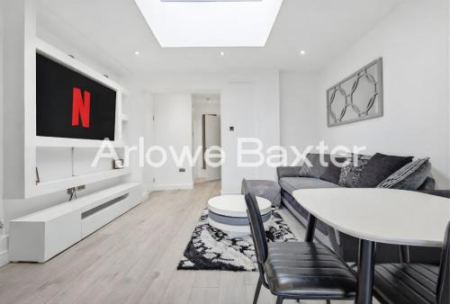 Bright & Spacious 4BR Home in Dagenham, Sleeps 5