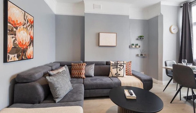 Bright & Spacious London Flat - Sleeps 9