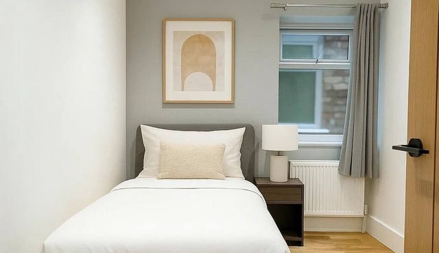 Bright & Spacious London Retreat – Ideal for Families & Groups