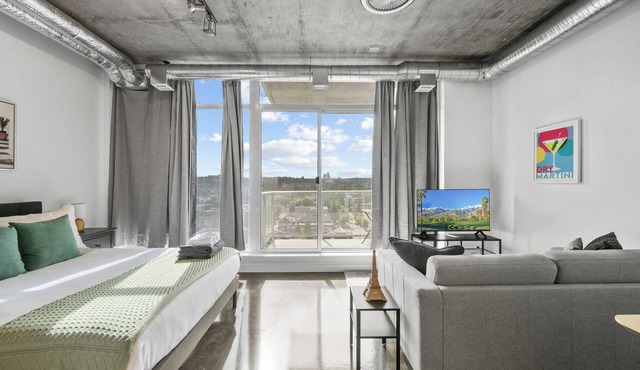 Bright studio | Mins to 17th Ave | Downtown Views