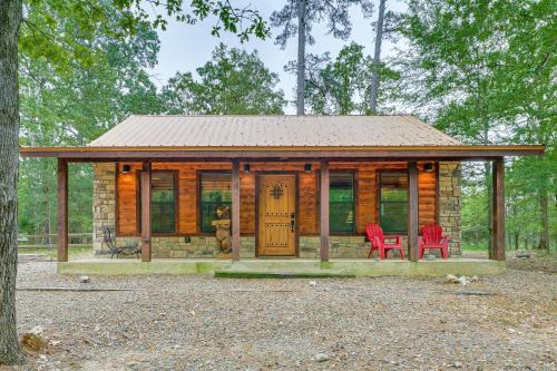 Broken Bow Cabin: Hot Tub, Fire Pit & 7 Mi to Lake