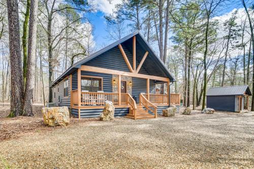 Broken Bow Cabin w/Hot Tub ~ 5 Mi to State Park!
