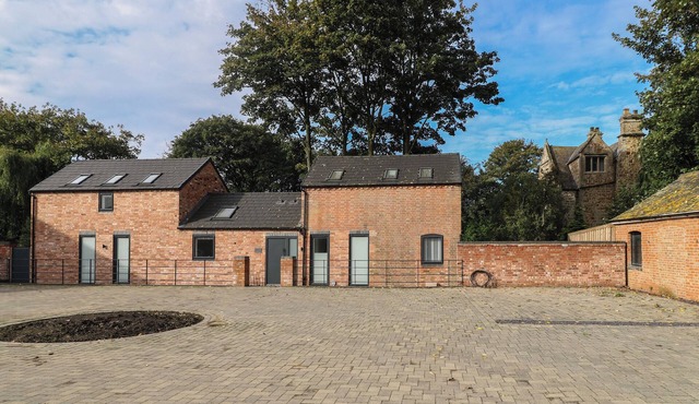 BUCKINGHAM HOUSE, pet friendly, with hot tub in Whissendine