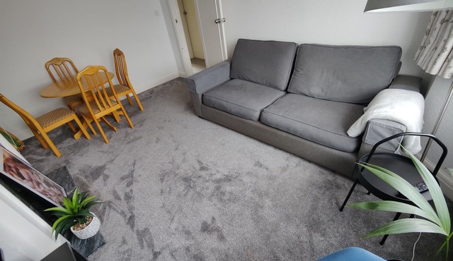 Bungalow with garden driveway located near Harry Potter Studios and London rail