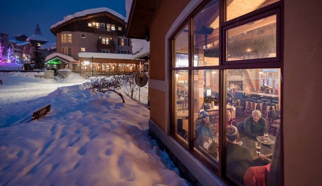 Burfield Lodge | Ski In Ski Out w/Hot Tub