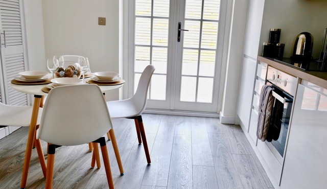 ✨ Business Friendly 1 Bedroom Apartment St Albans Centre Parking Included ✨