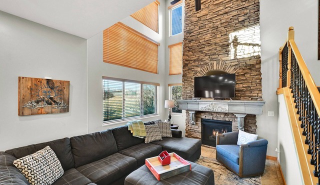 C704 | Cascade Overlook Lodge: Your Eden Adventure Hub!