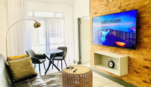 CALDESMO Private Apartment in Pretoria near MENLYN & TIME SQUARE CASINO