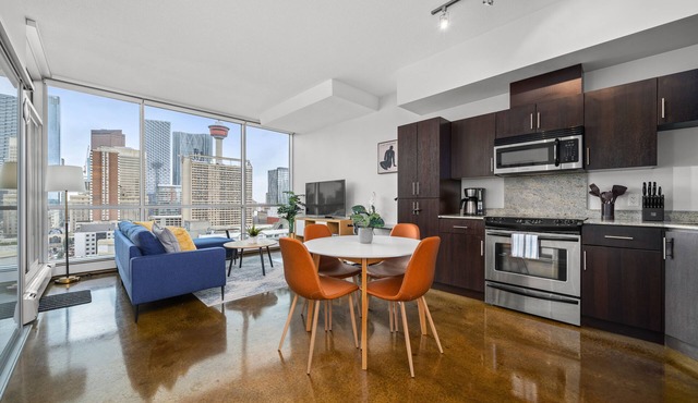 Calgary Tower Views, Underground Parking, Mins to Saddledome, Downtown Views