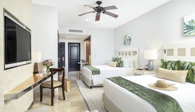 Cancun Paradise Found – 2 Bedroom Suite with Resort Perks & Ocean Breeze