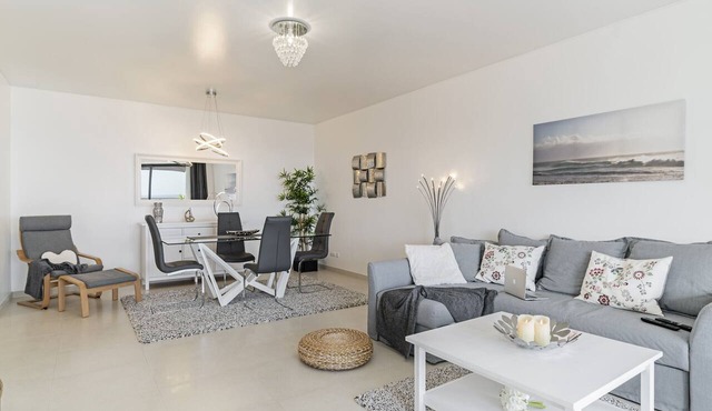 Caniço VI, spacious apartment with pool.