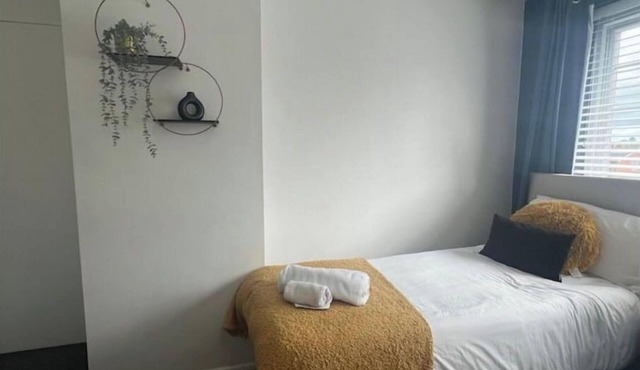 CAPRI 13 SA- 3 bedroom house close to Uni and M1/J23