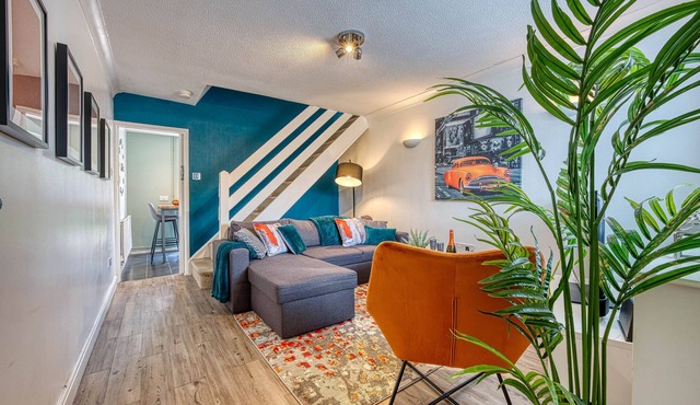 CAPRI 13 SA - Contemporary Home with free Parking * Near M1 & Uni *Long Stay