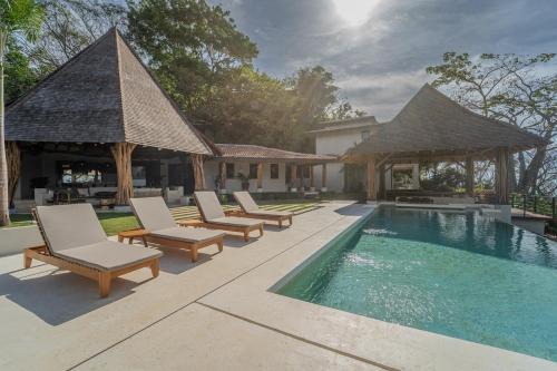 Cara Cara - Luxury Beachfront Villa with Private Pool