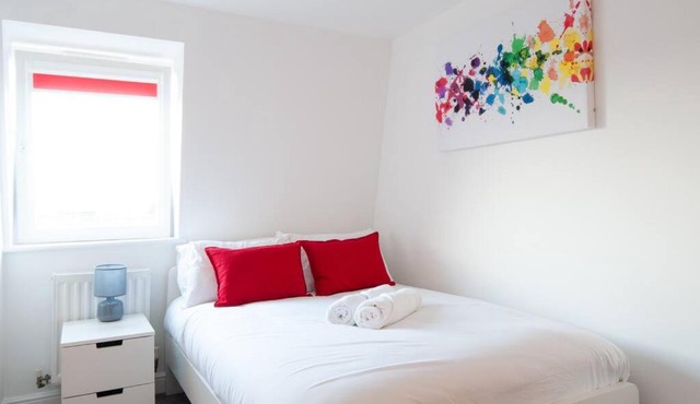 Caribou Suite-Bright & Spacious 2-Bed, Gated Parking, Close to City & Hospital