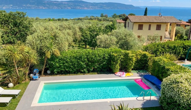 Casa Bougainville Shared Pool & LakeView, Toscolano Maderno, Italy
