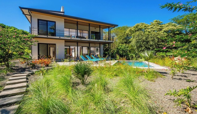 CASA DESTINO modern luxuyr wtih pool - walking distance to beach