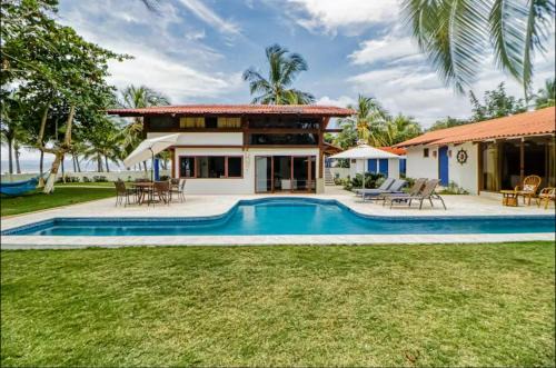 Casa La Palapa, Beachfront Oasis in Tivives!