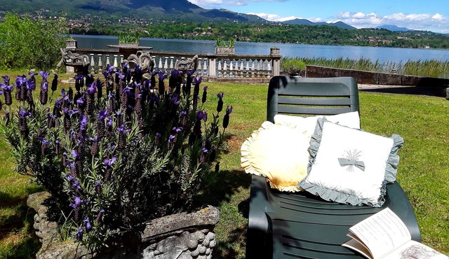 "Casa Magda" entire chalet / cottage with direct access to Lake - ex boathouse