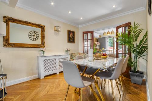 Casa Marina- 4 bedroom house with garden, balcony & Split unit Air conditioning