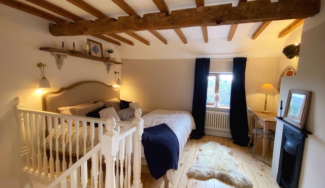 Castle View by Peakes Retreats. Romantic, Cosy Cottage in Historical Tutbury