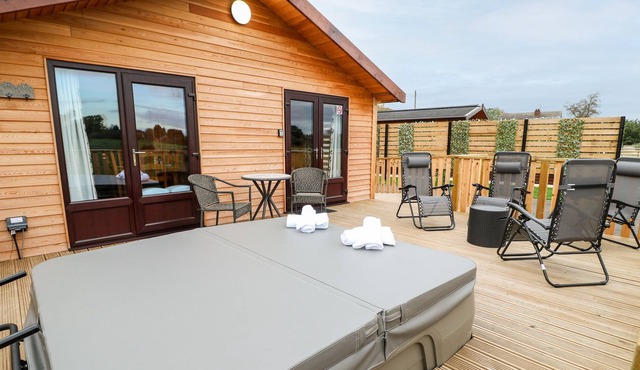 CASTLE VIEW LODGE, family friendly in Hatton, Derbyshire