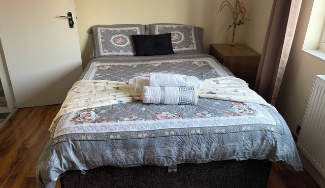 Central 1 Bed Apartment - Sleeps 2 with Wifi
