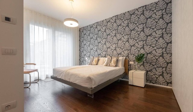 Central 2BR Apartment – Private Parking – Long Term Welcome