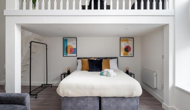 Central Cosy Mezzanine Flat With Sofa Bed & Modern Amenities, Walk to Train Station, Shops & Cafes, Ideal for Business or Leisure