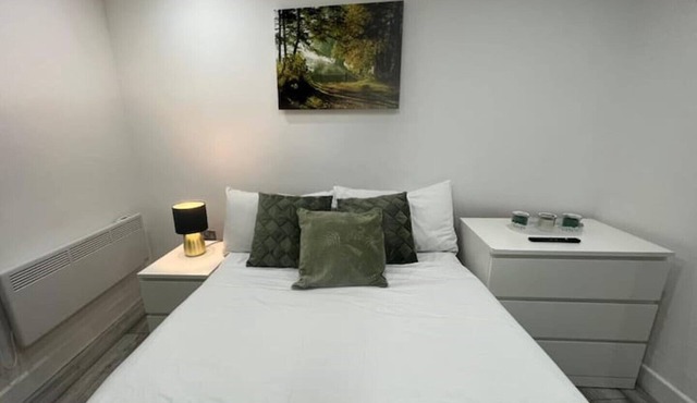 Central Harrow Cozy Apartment with free parking