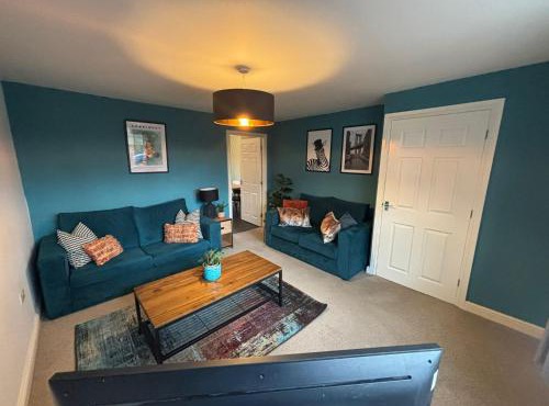 Central location -3 Beds, 2 baths , off-street parking, fast Wifi, sleeps 7