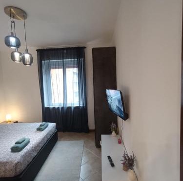 Central Milano 2-Room Apartment with Balcony