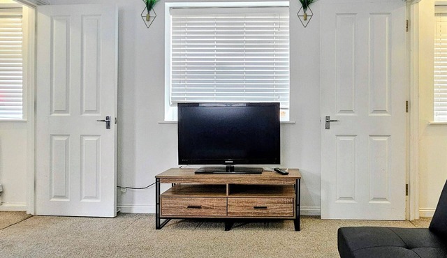 Central Watford Flat | 5 Mins to Station | Fast WiFi