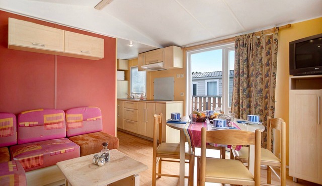 Chalet 'Bungalow T2 V - 15 Min From Nazaré' with Shared Pool, Private Terrace and Air Conditioning