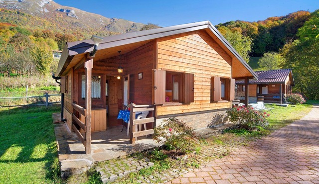Chalet "Casa Rododendro" with Mountain View, Wi-Fi & Garden