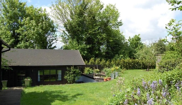 Chalet in beautiful gardens 20 mins from London